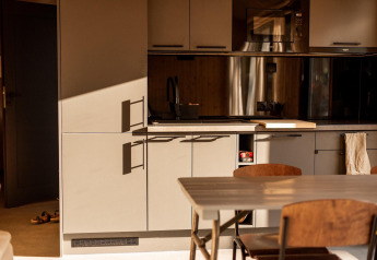 Moderne keuken in vakantiehuis in Haarle nabij Sallandse Heuvelrug met houten tafel en stoelen.