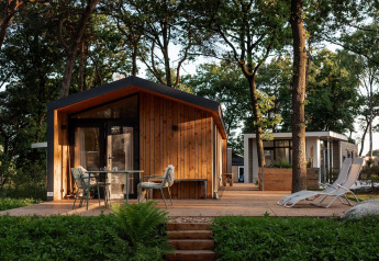 Gemütliches Holzferienhaus in Haarle nahe Sallandse Heuvelrug mit Terrasse und modernen Gartenmöbeln.