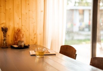 Helles Wohnzimmer im Ferienhaus in Haarle bei Sallandse Heuvelrug, Niederlande, mit Tee und Büchern.