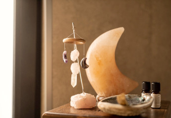 Tisch mit Kristalldekoration, Mondlampe, ätherischen Ölen und Schale im Ferienhaus bei Sallandse Heuvelrug, Niederlande.