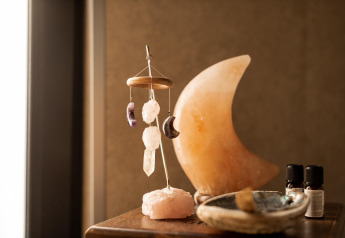 Table avec décor en cristaux, lampe en forme de lune, huiles essentielles et bol dans une maison de vacances près du Sallandse Heuvelrug, Pays-Bas.