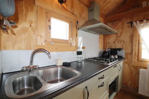 Moderne keuken bij Frisian Hideaway with Style lodge in Nederland, met houten afwerking en dubbele spoelbak.