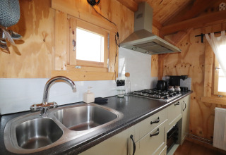 Moderne keuken bij Frisian Hideaway with Style lodge in Nederland, met houten afwerking en dubbele spoelbak.