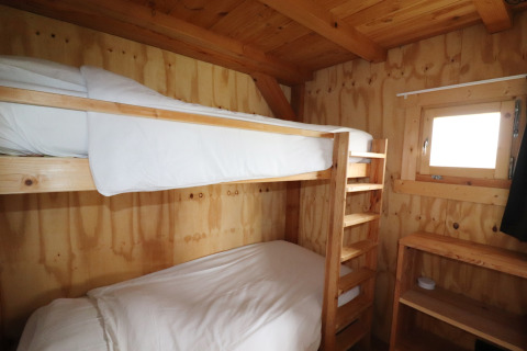 Knusse houten kamer met stapelbed en raam in Frisian Hideaway with Style in Nederland.