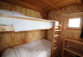 Knusse houten kamer met stapelbed en klein raam in Frisian Hideaway with Style in Nederland.