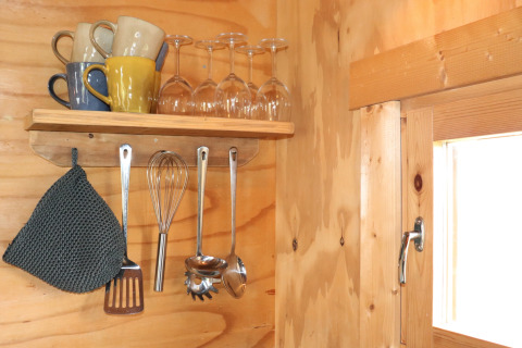 Houten plank met tassen, wijnglazen en keukengerei bij Frisian Hideaway with Style in Nederland.