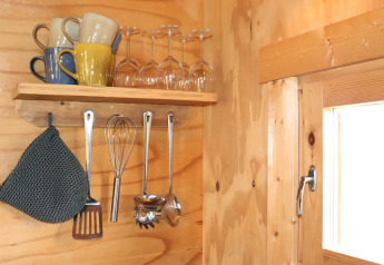 Houten plank met tassen, wijnglazen en keukengerei bij Frisian Hideaway with Style in Nederland.