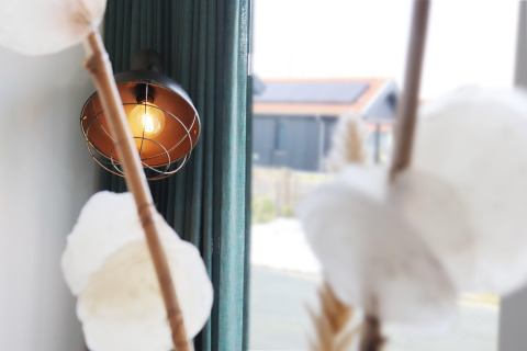 Indendørsbillede af en dekorativ lampe med synlig pære ved vindue på Scenic Stay with lodge i Holland.
