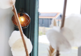 Foto interior de una lámpara decorativa con bombilla visible junto a una ventana en Scenic Stay with lodge, Países Bajos.