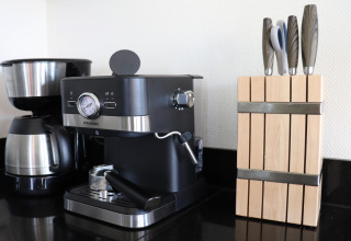 Kaffemaskine, espressomaskine og knivblok på køkkenbord i lodge i Nederlandene, Scenic Stay with.