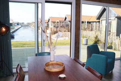 Udendørs udsigt fra Scenic Stay with Lodge i Holland, med moderne indretning, store vinduer og kanal.