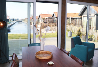 Vista interior del Scenic Stay with Lodge en los Países Bajos, con grandes ventanales y canal exterior.