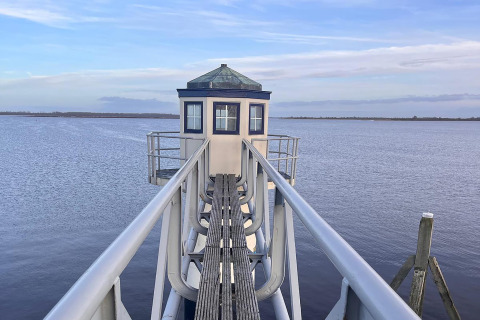 Foto del singular alojamiento 'Scenic Stay with' en Países Bajos, situado sobre un muelle sobre el agua.