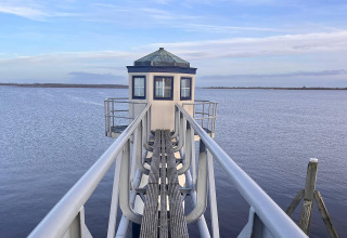 Foto del singular alojamiento 'Scenic Stay with' en Países Bajos, situado sobre un muelle sobre el agua.