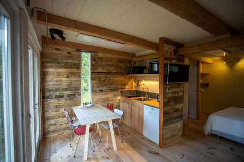 Cocina y comedor de madera luminosa en el Charming Chalet en Sint Maartenszee, Países Bajos.