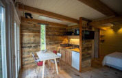 Gemütliche Holzküche mit Essbereich in einem schönen Chalet in Sint Maartenszee, Niederlande.