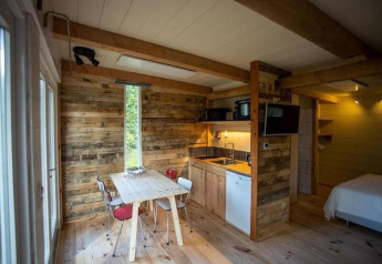Lyst, rustikt køkken og spisestue i træ i et charmerende chalet i Sint Maartenszee, Holland.