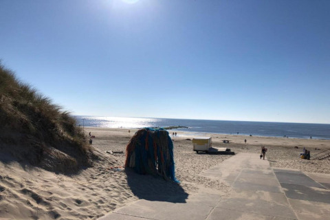 Strandudsigten fra Charming Chalet i Sint Maartenszee, Nederlandene, med solskin og havudsigt.