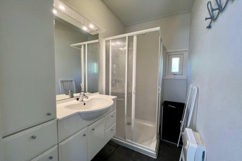 Bagno moderno in un piccolo chalet familiare vicino alla spiaggia nei Paesi Bassi con doccia e lavabo.