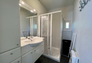 Modernes Badezimmer in einem kleinen Familienchalet nahe dem Strand in den Niederlanden mit Dusche.