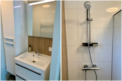 Modernes Badezimmer in einem Chalet in den Niederlanden mit Waschbecken, Spiegel und Duschbereich.