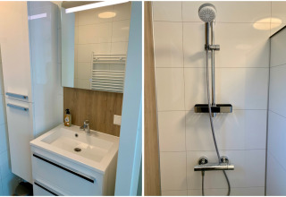 Baño moderno en un chalet en los Países Bajos con lavabo, espejo y una ducha de baldosas blancas.