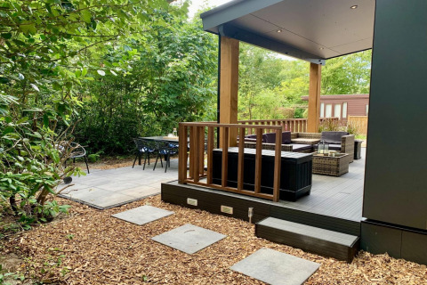 Chalet moderno con veranda coperta e terrazza, immerso nel verde nei Paesi Bassi.