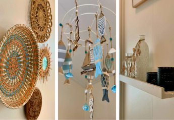 Wanddecoraties, vissenmobile en accessoires op plank in natuurlijke tinten in een modern chalet in Nederland.