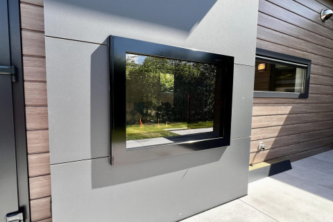 Moderne buitenmuur met groot zwart raam bij Unique chalet for 5 met tuin in Nederland