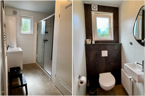 Moderne badkamer in Unique chalet for 5 with garden in Nederland met douche, toilet en raam.
