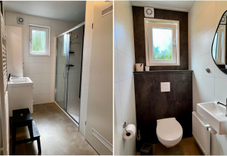 Baño moderno en Unique chalet for 5 with garden en los Países Bajos, con ducha y sanitario.