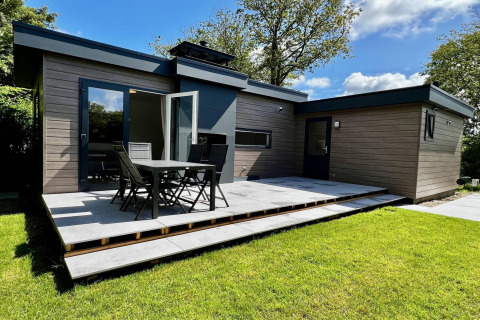 Modern chalet voor 5 personen met tuin, ruim terras en buiten eettafel onder de zon.