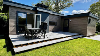 Chalet moderne pour 5 personnes avec jardin privé, grande terrasse et coin repas extérieur ensoleillé.