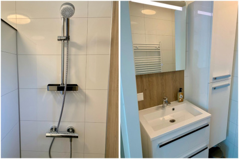 Bagno chalet moderno nei Paesi Bassi con doccia e lavabo bianchi, piastrelle chiare e tocchi in legno.