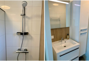 Baño de chalet moderno en Países Bajos con ducha y lavabo blancos, azulejos claros y acentos de madera.