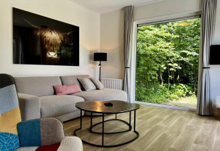 Modernes Wohnzimmer in einem einzigartigen Chalet für 5 Personen in den Niederlanden mit Gartenblick.