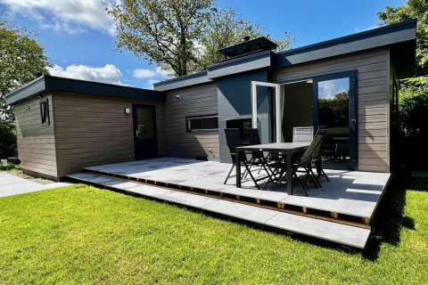 Chalet moderno in legno per 5 persone con ampia terrazza e giardino, situato nei Paesi Bassi.