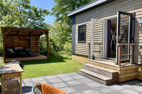 Chalet moderno con giardino, terrazza e salotto all'aperto sotto il sole nei Paesi Bassi