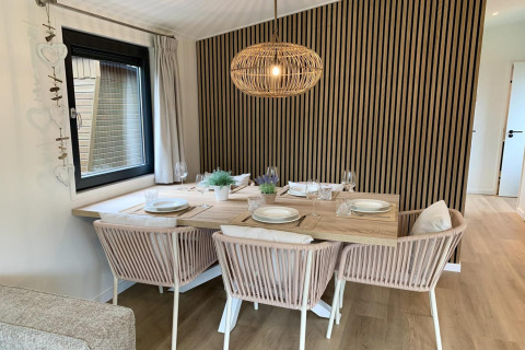 Eethoek in een prettig chalet in Nederland, met gedekte tafel, houten accenten en moderne inrichting.