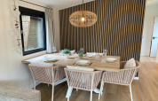 Comedor de un chalet agradable en los Países Bajos, con mesa puesta, decoración moderna y acentos de madera.