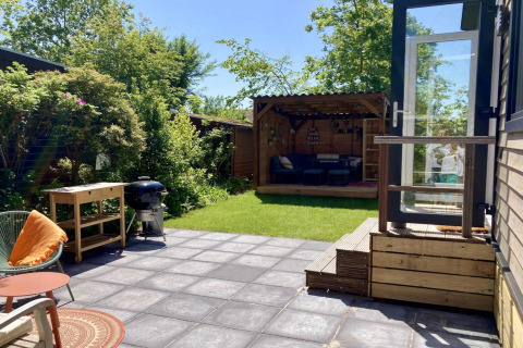 Modern chalet med hyggelig have, terrasse, grill og loungeområde i grønne omgivelser i Holland.
