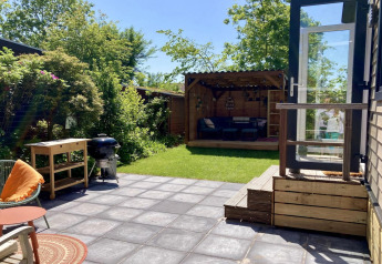 Modern chalet med hyggelig have, terrasse, grill og loungeområde i grønne omgivelser i Holland.