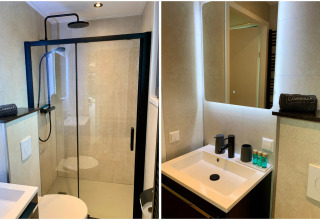 Modern badkamer bij Pleasant chalet in Nederland met douche, zwarte kraan en verlichte spiegel.