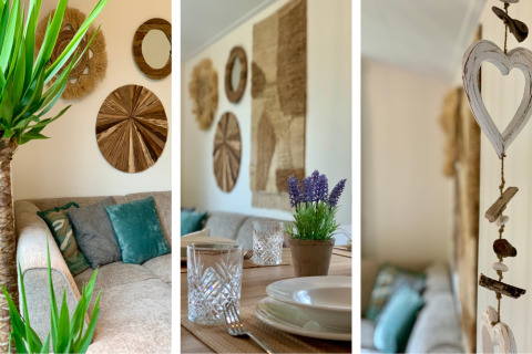 Knus chaletinterieur met groene planten, sierkussens en wanddecoratie in Nederland.