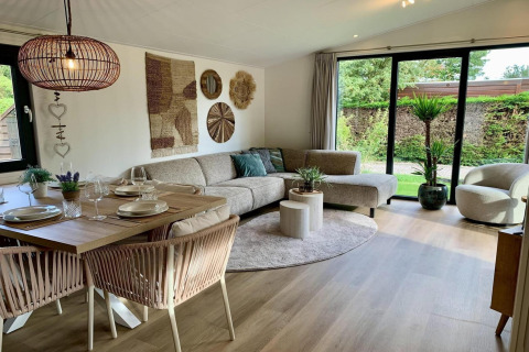 Lichte woon- en eetkamer van 