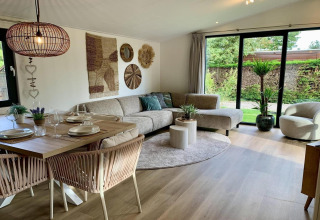 Gemütliches Wohnzimmer im „Pleasant chalet with veranda“ in den Niederlanden mit moderner Einrichtung.