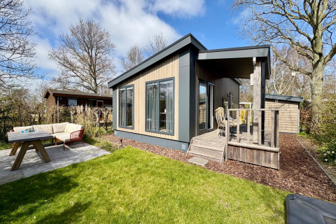Chalet moderne près de la plage de Sint Maartenszee aux Pays-Bas, avec terrasse, jardin et salon extérieur.