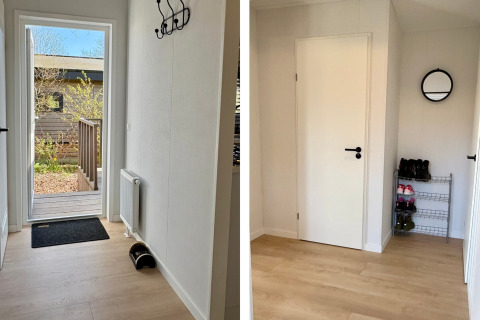 Entrée d’un chalet près de la plage de Sint Maartenszee, Pays-Bas, avec porte, meuble à chaussures et miroir.