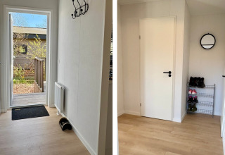 Eingangsbereich eines Chalets nahe Sint Maartenszee Strand, Niederlande, mit Tür, Schuhregal und Spiegel.