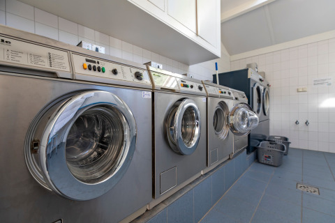 Waschraum mit Industriemaschinen im Chalet nahe Sint Maartenszee Strand, Niederlande, moderne Ausstattung.